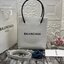 หนังแท้ BALENCIAGA XXS TOTE / Balenciaga shopping tote xxs พกกระเป๋าช้อปปิ้ง ไปทุกที่ในฤดูกาลนี้ ดีไซน์ที่ใช้ได้ทุกวันตั้งแต่หนังแบบมีเท็กซ์เจอร์ ภาพสินค้าถ่ายจากงานขายจริง ใช้งานต่างประเทศได้