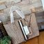 ของแท้ 💯% Tory Burch Gemini Link Canvas Small Tote กระเป๋าสุดปังจากทอรี่ เบริช์(Tory Burch) อย่างเจมิไนลิงค์ ในทรง tote bag ซึ่งผลิตจากผ้าใบเคลือบผิวด้าน มีเอกลักษณ์โดดเด่นที่ลายทางตรงกลาง