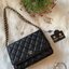 Chanel รุ่น Limited edition วัสดุหนังลายคาเวียร์ เนื้อนุ่ม อยู่ทรงคุณภาพดีตามแบบฉบับของแบรนด์ ขนาดกำลังดี น้ำหนักเบา ด้านหน้ามีโลโก้แบรนด์อะไหล่หรู มีช่องใส่บัตร ใส่ของจุกจิก เปิดปิดด้วยฝาปิดกระดุม ซับในหนัง ตัวจริงสวยมากๆถูกใจรีบจองนะคะ Premium Gift แท้ 