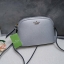 Katespade Crossbody Bag ด้านหน้าติดโลหะชื่อแบรนด์อะไหล่สีทอง เปิดปิดด้วยช่องซิป ด้านในเป็นช่องใส่สิ่งของ และมีป้ายหนังปั๊มโลโก้แบรนด์ ผ้าบุเป็นลายแบรนด์อีกด้วย รุ่นนี้มาพร้อมสายสะพายยาวปรับระดับได้ ทรงนี้สะพายกี่ทีก้อไม่มี out นะจ้ะสาวๆ