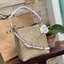 COACH SMALL TOWN BUCKET BAG IN SIGNATURE สำหรับสาวแฟชั่นที่ชอบรายละเอียดชิคๆ ดีไซน์สุดเก๋ แนะนำเลยสำหรับกระเป๋าทรงบักเก็ตใบนี้ เชื่อว่าสาว ๆ หลายคนชื่นชอบ เป็นไอเทมที่สามารถแมทช์ได้กับเสื้อหลากหลายสไตล์ บรรจุของได้เยอะโดยที่กระเป๋าไม่เสียทรง แบ่งช่องใช้งา