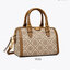 small: Tory burch T Monograme Jacquaed Mini Duffle Bag เป็นทรงกระเป๋าที่มีความฮอตฮิตตลอดกาล ด้วยรูปทรงคลาสสิคและเหมาะใช้งานเข้ากับทุกสถานการณ์ ไม่ว่าจะเป็นกระเป๋าสะพายไหล่ เพิ่มความคล่องตัวและเข้าได้กับทุกลุค ไม่ว่าจะเป็นวันสบายๆ หรือวันที่ต้องออกไปทำกิจก