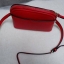 Katespade Crossbody Bag ด้านหน้าติดโลหะชื่อแบรนด์อะไหล่สีทอง เปิดปิดด้วยช่องซิป ด้านในเป็นช่องใส่สิ่งของ และมีป้ายหนังปั๊มโลโก้แบรนด์ ผ้าบุเป็นลายแบรนด์อีกด้วย รุ่นนี้มาพร้อมสายสะพายยาวปรับระดับได้ ทรงนี้สะพายกี่ทีก้อไม่มี out นะจ้ะสาวๆ