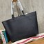 Tory burch mcgraw tote Bag หากเอ่ยถึงกระเป๋าทรง Tote Bag ที่สามารถบรรจุของได้หลากหลาย อีกทั้งยังมีดีไซน์อันเป็นเอกลักษณ์ Tory Burch เองเป็นอีกแบรนด์หนึ่งที่มีหลายตัวเลือกให้สาวๆได้หยิบชม แนะนำสำหรับรุ่น mcgraw แบบสาวๆที่ชอบใบใหญ่ใส่ของได้แบบจุใจ มีสายกระเ