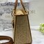 ORI 】DIOR Medium Lady Dior Bag Natural Cannage Raffia พร้อมส่งที่ไทย ภาพสินค้าถ่ายจากงานขายจริง ใช้งานต่างประเทศได้ เอกลักษณ์ของความหรู เรียบหรูมีสไตล์เหนือกาลเวลา รังสรรค์ขึ้นจากต้นปาล์มชนิดหนึ่งตามธรรมชาติ ประดับด้วยลวดลาย Cannage อันเป็นเอกลักษณ์ โดดเด