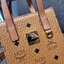 M.C.M X-MINI KLASSIK TOTE IN VISETOS สิ้นสุดการรอคอย สำหรับไอเท็มกะทัดรัด พร้อมเสิร์ฟให้คุณแบบเต็มพิกัด!! กระเป๋าสะพายมินิโท้ท ที่ตอบโจทย์ทุกไลฟ์สไตล์ ในวันสบาย วันทำงาน ออกงาน หรือวันที่ต้องลุย น้องคนสวยใบนี้พร้อมไปกับทุกคนได้เลย!! วัสดุหนังแคนวาสคุณภาพด