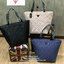 Guess Large Tote Bag กระเป๋าถือทรงช้อปปิ้ง ที่มีน้ำหนักเบา สามารถจุได้เยอะ วัสดุหนังpuหนังนิ่ม นุ่มมือต่อผิวสัมผัส มีดีเทลที่ตัวกระเป๋าปั้มโลโก้G เป็นซิกเนอเจอร์รอบใบ สามารถใส่เอกสารเอสี่ได้ เปิดปิดด้วยซิปเดียวด้านบน ภายในบุผ้าลายG มีช่องเล็กแยกเป็นสัดส่ว