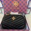 Tory Burch KIRA CHEVRON SMALL CAMERA BAG รุ่น Kira Chevron Small Camera Bag ตอบโจทย์คุณสาวๆ ได้อย่างละมุ่น สวยมาแต่ไกล ลุคหรูดูมีสไตล์ ดีไซน์เรียบหรู แต่ดูไฮไม่เบา..เพิ่มลวดลายด้วยการเย็บเย็บบนหนังเป็นลายเส้น (Chevron) ตกแต่งสายสะพายด้วยพู่ห้อยเกร๋ๆ สายยา