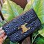 พร้อมส่งความสวย! ไอเท็มหายาก! ห้ามพลาดค่ะ! CELINE TRIOMPHE SHOULDER BAG VIP วัสดุหนังแท้ลวดลายเอกลักษณ์ของ CELINE TRIOMPHE ดีไซน์ยอดนิยมสไตล์สาว LISA เปิดปิดด้วยฝาปิดโลโก้แบรนด์อะไหล่ทอง ภายในโล่งกว้าง ใส่มือถือ กระเป๋าสตางค์ เครื่องสำอางค์ ของใช้จุกจิกได
