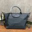 Longchamp Le Pliage Neo Size M มาพบกับกระเป๋ารุ่นยอดนิยม ที่สาวๆ ต้องมีไว้เก็บไว้สักใบ กระเป๋าโท้ทใบนี้ มาพร้อมกับสีที่มีสไตล์เรียบง่าย มีสายสะพายยาวช่วยให้คุณสามารถสะพายไหล่ได้อย่างสบาย ในขณะที่ที่ปิดแบบซิปช่วยให้คุณมั่นใจได้ว่าของด้านในมีความปลอดภัย Le 