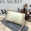 Pedro Velvet Tassel shoulder Bag รุ่นใหม่ชนช้อป!! จากแบรนด์ในเครือ charles&keith กระเป๋าสะพายข้างทรงกล่อง ตั้งอยู่ทรง สายสะพายโซ่ร้อยหนัง อะไหล่ทองทั้งใบ ด้านข้างประดับพู่สุดหรูสามารถสะพายได้ทั้งสายเดี่ยวและสายคู่ ภายในมีช่องซิปแยก สามารถใส่กระเป๋าสตางค์ท