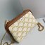 ORI 】หนังแท้ CELINE CLUTCH WITH CHAIN IN TRIOMPHE CANVAS AND LAMBSKIN WHITE/TAN กระเป๋าคลัทช์ดีไซน์เรียบหรูออกแบบมาได้อย่างลงตัว พร้อมสายสะพายโซ่ทองสุดหรู ด้วยรูปทรงที่สวยงามและทันสมัย สามารถใส่กระเป๋าสตางค์ใบสั้นหรือเครื่องสำอางค์ได้ตามขนาดกระเป๋า ในเรื่