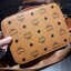 M.C.M KLASSIK CROSSBODY BOX BAG ไอเท็มขวัญใจเซเลปอีกหนึ่ง!! กระเป๋าสะพายครอสบอดี้ดีไซน์ทรงกล่อง ด้วยรูปลักษณ์ที่มีสไตล์ สามารถใช้กับลุคแคชชวล หรือลุคไหนๆก็ทำให้ดูโดดเด่นขึ้นมาได้ วัสดุหนังแคนวาสคุณภาพดี เปิด-ปิดด้วยซิป มีช่องหลัก 2 ช่อง มาพร้อมสายสะ