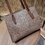 COACH C4075 TATUM CARRYALL IN SIGNATURE CANVAS คอลเลคชั่นใหม่ล่าสุด จัดมาให้ได้สวยก่อนใคร สวยหรูทุกสี!! ลุคผู้ดีต้องมาอีกหนึ่ง กระเป๋าสะพายทรงสวย ที่มาพร้อมสายสะพายไหล่ในตัว และสายครอสบอดี้สำหรับสะพายข้าง วัสดุหนัง crossgrain สวยคมมากๆ ตัวกระเป๋าถูกแบ่งเป