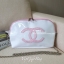 Chanel precision luxury leather clutch with chain จากงานพรีเมี่ยมกิ๊ฟ แบรนด์ดังหนังแก้วมันสวยหรู ด้านหน้า ตกแต่งโลโก้แบรนด์บนเฟอร์สีดำ สายโซ่ยาวสีดำสุดหรู สายถอดเก็บได้ ด้านในบุผ้ามันสีแดง ปั้มแบรนด์แท้ จุของได้เยอะ ใส่มือถือได้ทุกรุ่นไปอีกก จะสะพายหรือถื