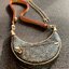 LOUIS VUITTON MONOGRAM LOOP BAG กระเป๋าทรง Loop ที่รังสรรค์ออกมาได้สวย เก๋ และดูดีมากๆ หนังแท้ มีความนิ่มละมุน สัมผัสแล้วคือใช่เลยค่ะ😘 ด้านหน้ามีช่องซิปเล็กให้ใส่ของจุกจิก เปิด-ปิดช่องหลักแบบซิป ภายในสามารถใส่กระเป๋าเงินใบกลางได้;มือถือได้ทุกรุ่น;