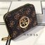 GUESS Women’s Small Wallet กระเป๋าสตางค์แบบสั้น อะไหล่ทอง ขนาดกะทัดรัดพกพาสะดวก ช่องใส่บัตรได้ถึง 6 ช่อง