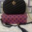 Tory Burch KIRA CHEVRON SMALL CAMERA BAG รุ่น Kira Chevron Small Camera Bag ตอบโจทย์คุณสาวๆ ได้อย่างละมุ่น สวยมาแต่ไกล ลุคหรูดูมีสไตล์ ดีไซน์เรียบหรู แต่ดูไฮไม่เบา..เพิ่มลวดลายด้วยการเย็บเย็บบนหนังเป็นลายเส้น (Chevron) ตกแต่งสายสะพายด้วยพู่ห้อยเกร๋ๆ สายยา