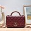 CHANEL woc with top handle black / CHANEL WALLET ON CHAIN กระเป๋าสะพายข้างไซส์กำลังดี สวยหรู ดีไซน์คลาสสิคผสานกิมมิคประจำแบรนด์ ทำให้ไอเท็มนี้เพิ่มมูลค่าขึ้นไปอีก สร้างสรรค์ตัวกระเป๋าด้วยหนังแกะ สัมผัสสบายมือ ใช้งานสะดวกด้วยกระดุมแม่เหล็ก ภายในกระเป๋าแบ่ง