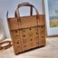 M.C.M Aren Top-Zip Shopper in Visetos Leather Mix ใหม่ก่อนใครไม่ต้องรอพรี กับคอลเลคชั่นล่าสุด ยังไม่เข้าช็อปไทย กระเป๋าถือ/สะพายข้าง ขนากกำลังดี รูปทรงยูนิเซ็กส์ ที่สามารถใช้ได้ทั้งหนุ่มๆและสาวๆ วัสดุหนังแคนวาสสลับหนังแท้ ปากกระเป๋ามีซิปรูดกันของหล่น รูดใ