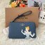 Coach & Disney Corner Zip Wristlet เปิดตัวคอลเลคชั่นเมื่อความดาร์กและโรแมนติกโคจรมาพบกัน เมื่อแบรนด์เครื่องหนังสัญชาติอเมริกัน Coach ร่วมมือกับ Disney สร้างสรรค์คอลเล็กชั่นพิเศษที่ได้รับแรงบันดาลใจมาจากเทพนิยายอเมริกันโกธิกของนิวยอร์ค ถ่ายทอดผ่านเหล่าตัวล