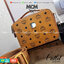 M.C.M KLASSIK CROSSBODY BOX BAG ไอเท็มขวัญใจเซเลปอีกหนึ่ง!! กระเป๋าสะพายครอสบอดี้ดีไซน์ทรงกล่อง ด้วยรูปลักษณ์ที่มีสไตล์ สามารถใช้กับลุคแคชชวล หรือลุคไหนๆก็ทำให้ดูโดดเด่นขึ้นมาได้ วัสดุหนังแคนวาสคุณภาพดี เปิด-ปิดด้วยซิป มีช่องหลัก 2 ช่อง มาพร้อมสายสะ