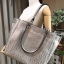 GUESS SINGNATURE SHOPPER BAG (SIZE L) New in! กระเป๋าสะพายnรง tote ขนาดกำลังดี pu. ลายแบรนด์รอบใบ น้ำหนักเบา ภายในแบ่งช่อง เป็นสัดส่วน จุได้เยอะ ใ่ A4 ของใช้ได้เยอะ มีช่องซิป และช่องเล็กค่ะ