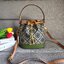 Tory Burch T Monogram Colorblock Bucket Bag กระเป๋าสะพาย ทรงบัคเกต รุ่นฮอต สไตล์ไหนเข้าได้ทุกลุค วัสดุ jacquard ตัดขอบหนังแท้ ภายในเป็นช่องโล่งกว้าง ใส่ของได้เยอะหยิบจับสะดวก มาพร้อมสายสะพายข้างหนังแท้ ถอดและปรับระดับได้สะพายชิวได้ทุกโอกาส