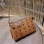 M.C.M MILLIE TOP ZIP CROSSBODY IN VISETOS รุ่นหายากที่สาวๆตามหา เพราะดีไซน์ยูนิค เรียบแต่มีดีเทลความหรู ๆ กระเป๋าสะพายที่มาพร้อมสาย 2 แบบ สายโซ่คล้องไหล่ คล้องแขน และสายหนัง crossbody ให้ปนับใช้ได้ตามใจชอบ วัสดุหนังแคนวาสคุณภาพดี ใช้งานง่ายด้วยซิป ใส่โทรศ