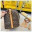 LV Keepall Bandoulière 45 Monogram Canvas กระเป๋าเดินทางสุดคลาสสิค ไอเท็มที่จะทำให้การเดินทางไม่ธรรมดาอีกต่อไป ด้วยดีเทลความเป็นเอกลักษณ์ พิมพ์ลายโมโนแกรมคมชัด ดีไซน์เรียบหรู