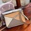 Loewe Puzzle Bag In Classic กระเป๋าทรง Puzzle นี้ออกแบบโดย Jonathan Anderson โดยได้รับแรงบันดาลใจในการออกแบบมาจากรูปทรงของลูกรักบี้ ดังนั้น จึงจะเห็นได้ว่าการตัดเย็บและรูปทรงของกระเป๋านั้นคล้ายคลึงกับลูกรักบี้ รูปทรงดูมินิมอลไม่ทิ้งคอนเซ็ปต์ของแบรนด์ สามา