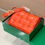 BOTTEGA VENETA PADDED CASSETTE BAG สร้างสรรค์ให้ไอเท็มนี้ดูหรู ดูแพง ใบจริงสวยมาก ใช้ได้ทั้งชายหญิง มาจำนวนจำกัด รีบตำกันน้า ไม่อยากให้พลาดเลยจ้า