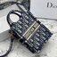 ORI 】Mini Dior Book Tote Phone Bag Blue Dior Oblique Embroidery พร้อมส่งที่ไทย ภาพสินค้าถ่ายจากงานขายจริง ใช้งานต่างประเทศได้ กระเป๋าใบมินิจะใส่โทรศัพท์ได้เช่นเดียวกับของใช้จำเป็นเล็กๆ น้อยๆ ในแต่ละวัน มาพร้อมสายสะพายไหล่แบบปักที่ปรับได้และถอดออกได้ อุปกร