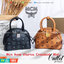 M.C.M Anna Visetos Crossbody Mini กระเป๋าครอสบอดี้ไซส์มินิใบนี้ใช้ประโยชน์จากดีไซน์สุดคลาสสิกของไลน์ Anna ทำให้ได้ผลลัพธ์เป็นแอกเซสซอรี่ร่วมสมัยที่ตรงกับไลฟ์สไตล์ไม่หยุดนิ่ง หนังนุ่ม (Nappa) เพิ่มความโดดเด่นให้ตัวกระเป๋าที่รังสรรค์จากผ้าใบเคลือบผิวล