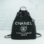 ทรงขนมจีบ premium gift จากแบรนด์ Chanel โลโก้ปัก ผ้า canvas เนื้อหนาอย่างดี มีซับใน ด้านหน้าปักโลโก้แบรนด์หรู จุดเด่นที่เป็นเป้สะพายด้านหลัง หรือสะพายด้านข้างก็ได้