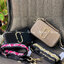 Marc Jacobs Snapshot Bag กระเป๋าแบรนด์ดังจากสัญชาติอเมริกัน นับได้ว่ารุ่นนี้เป็นรุ่นทรงฮิตเลยทีเดียว โดยด้านหน้ากระเป๋าจะเป็นโลโก้แบบโลหะที่เป็นสัญลักษณ์ของแบรนด์นี้ มาพร้อมสายสะพายที่จะสะพายยังไงก็ดูโดดเด่น เพราะขนาดใหญ่ที่สกรีนตัวอักษรโลโก้ ในรูปแบบต่าง