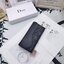 Dior Long Saddle Wallet / Dior Wallet / Dior Long Wallet กระเป๋าสตางค์ใบยาว เปิดหน้าทรงเคิร์ปอานม้า เอกลักษณ์ของความหรู วัสดุหนังแท้ ผสมผสานความสง่างามและคลาสสิกที่เข้ากับยุคสมัย ด้านหน้าโดดเด่นด้วยซิกเนเจอร์แบรนด์ เป็นอีกหนึ่งรุ่นที่ดาราเชเลปใช้กันเยอะมา