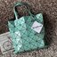 Baobao Issey Miyake 6x6 กระเป๋า Tote รุ่นนี้ถือว่าเป็นกระเป๋า Tote ไซส์กลางที่เหมาะกับการพกพาสิ่งของที่จำเป็นในทุก ๆ วัน มาพร้อมสายที่สามารถปรับได้ทั้งสองสาย และมีช่องใส่ของช่องเล็กด้านใน 1 ช่อง จุของได้เยอะแถมยังทนทาน ใช้เป็น Everyday Bag ได้เลยคะ พกพาสะ