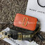 Marc Jacobs Snapshot Bag กระเป๋าแบรนด์ดังจากสัญชาติอเมริกัน นับได้ว่ารุ่นนี้เป็นรุ่นทรงฮิตเลยทีเดียว โดยด้านหน้ากระเป๋าจะเป็นโลโก้แบบโลหะที่เป็นสัญลักษณ์ของแบรนด์นี้ มาพร้อมสายสะพายที่จะสะพายยังไงก็ดูโดดเด่น เพราะขนาดใหญ่ที่สกรีนตัวอักษรโลโก้ ในรูปแบบต่าง