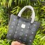 M.C.M Toni Visetos Mini กระเป๋าช็อปเปอร์ขนาดกะทัดรัดที่มาพร้อมความหลากหลาย ทำจากผ้าใบเคลือบผิวลาย Visetos อันเป็นเอกลักษณ์ของเราพร้อมประดับตกแต่งหนังแบบนุ่ม กระเป๋าช็อปเปอร์ Toni โดดเด่นด้วยรูปทรงเรขาคณิตและประโยชน์ใช้สอยที่หลากหลาย ซิปปิดด้านบนช่วย