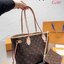 LV Neverfull Monogram Tote Bag กระเป๋าทรงโท้ทสะพายไหล่ใบใหญ่ขนาดกำลังสวย มาพร้อมใบลูก คลาสสิคที่สุด เป็นอีกรุ่นที่มีคนใช้กันทั่วบ้านทั่วเมือง ฮิตแบบไม่ต้องพูดเยอะ