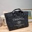 CHANEL LARGE TOTE BAG / CHANEL DEAUVILLE TOTE / CHANEL TOTE BAG กระเป๋าสะพายผ้าทวิต ทรงโท้ทใบใหญ่ ต้อนรับเทศกาลท่องเที่ยวช่วงสิ้นปีนี้ ใครมองหากระเป๋าสะพายไปเที่ยว ใบนี้น้องตอบโจทย์แน่นอน ด้วยดีไซน์โทนสีที่ใช้ได้กับทุกโอกาส และขนาดกว้างที่จุของได้แบบไร้กั