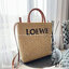 Loewe Leather-trimmed Raffia Tote / Loewe Tote Bag กระเป๋าโท้ท รูปทรงสวยงามสานเต็มใบ และยังโดดเด่นด้วยโลโก้ สีโทนอุ่น ทำให้ไอเท็มนี้ ภายในกระเป๋าใหญ่โล่งกว้าง ใบนี้เหมาะกับสายแฟชั่นมากๆ