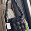 Carlyn Quilted Soft M Bag กระเป๋าสุดฮอตจากประเทศเกาหลี มีทรงที่กำลังพอดี ไม่เล็กหรือใหญ่เกินไป เลยสามารถใช้ในชีวิตประจำวันได้ง่าย ตัวกระเป๋านุ่มบุเหมือนผ้านวม น้ำหนักเบา