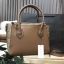 Don't Miss! CHARLES & KEITH DOUBLE ZIP STRUCTURED BAG กระเป๋าถือหรือสะพายรุ่นยอดนิยมขนาดใหญ่กำลังดี หนังเรียบสวยอยู่ทรงด้านหน้ามีโลโก้แบรนด์อะไหล่ทองนูน เปิดปิดด้วยซิป ภายในกว้างจุของได้เยอะ ใส่ Ipad กระเป๋าสตางค์ หนังสือ ของใช้ได้จุ มาพร้อมสายสะพายย
