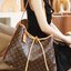 LV CARRYALL Monogram Canvas / LV Shopping Bag รุ่นใหม่ล่าสุด กระเป๋าสะพายทรงหรูหรามีสไตล์ สวยปังมั้ยไหว ใบจริงสวยมากกกก ได้สวยก่อนใคร วัสดุหนังแคนวาสเคลือบลาย สวย คลาสสิค ภายในเป็นช่องโล่ง จุของได้เยอะ สาวๆใช้ใบนี้ สะพายไปไหนก็เข้ากัน ถ่ายรูปสวยๆ ชิคๆ โดด