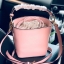 Kate spade new york Flamingo Pippa Bucket Bag 🍭รุ่นแนะนำ ราคานี้หายากแล้วจร้าา กระเป๋าหิ้วหรือสะพายข้างได้ ทรงถัง วัสดุหนังแกะแท้ สัมผัสหนังนิ่มมือดีมากๆค่ะ ด้านหน้าแต่งรูป Flamingo ดูเก๋มากๆค่ะ มีอะไหล่แบรนด์ ปากกระเป๋าแบบหูรูด ภายในกระเป๋าโล่ง ใ