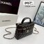 CHANEL Long Vanity With Chain วานิตี้รุ่นใหม่ล่าสุด พลาดไม่ได้เลยกับคอลสุดแซ่บ ดีไซน์ใหม่รูปทรงคลาสสิค หูจับแต่งโลโก้สวยหรู สายสะพายข้างเป็นโซ่ถอดได้ ได้ทุกวันอย่างคล่องตัว