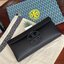 Tory burch Miller Metal clutch กระเป๋าคลัทช์ดีไซน์เรียบหรูออกแบบมาได้อย่างลงตัว ด้วยรูปทรงที่สวยงามและทันสมัย จากแบรนด์ Tory Burch ขนาดกำลังดี สามารถใส่กระเป๋าสตางค์หรือเครื่องสำอางค์ได้ตามขนาดกระเป๋า ในเรื่องของดีไซน์และLogo DoubleT เฉดเดียวกับสีของกระเป