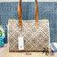 Tory Burch Small T Monogram Tote / TORY BURCH Shopper Tote Bag 32cm ใบใหญ่ กระเป๋าทรงโท้ท รุ่นใหม่ Square Tote ตกแต่งขอบด้วยหนังหรู มาพร้อมช่องเก็บของที่จุของได้มากมาย และสายจับกระเป๋าที่สามารถสะพายขึ้นไหล่ เหมาะสำหรับการใช้งานหลากหลายรูปแบบ รังสรรค์ลงบนก